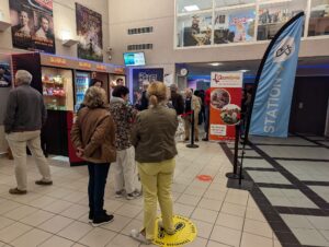 Des participants se rassemblent pour découvrir le documentaire "Virage vers le futur", afin d'explorer les enjeux de la mobilité rurale.