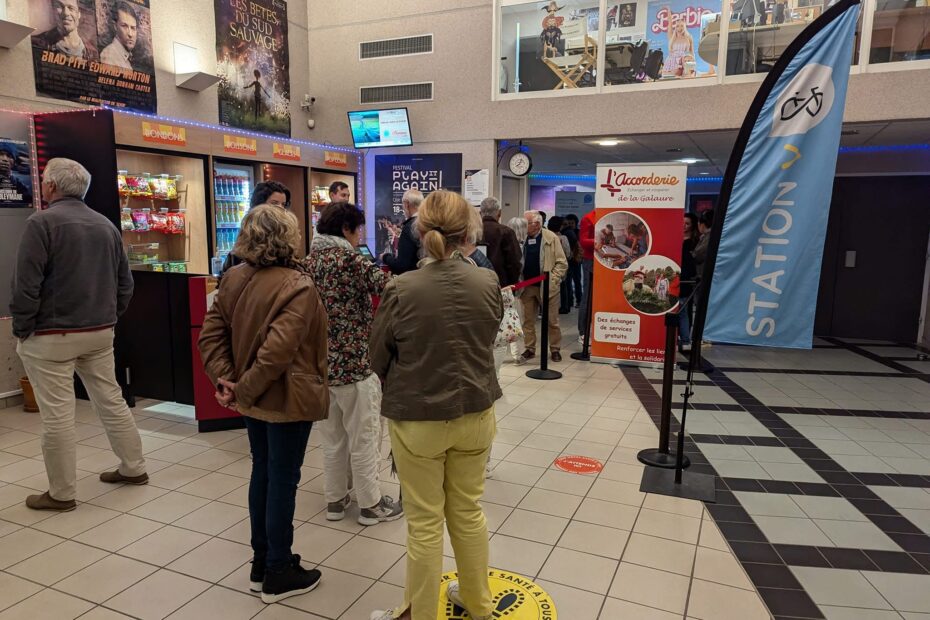 Des participants se rassemblent pour découvrir le documentaire "Virage vers le futur", afin d'explorer les enjeux de la mobilité rurale.