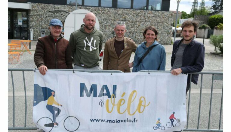 Photo des intervenants réunis lors de la Faites du Vélo 2024, posant derrière une banderole de l'événement.