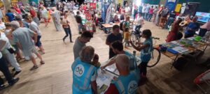 Vue de la salle du forum des associations de Saint-Vallier, avec les intervenants de Station V présentant leurs activités.