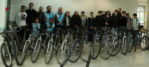 Des élèves du lycée H. Laurens participent à un atelier de réparation de vélo avec les intervenants de l'association Station V.