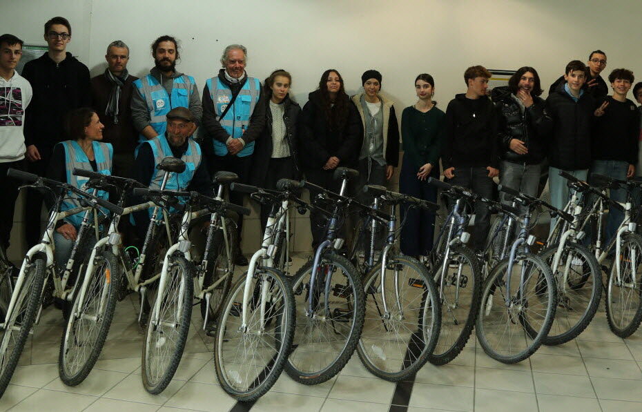 Des élèves du lycée H. Laurens participent à un atelier de réparation de vélo avec les intervenants de l'association Station V.