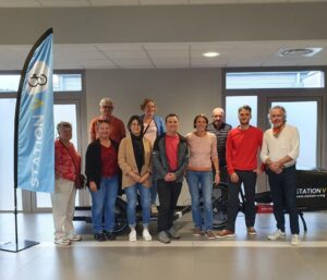 Photo d'une partie des personnes réunies pour célébrer les 1 an de Station V, illustrant l'engagement local.