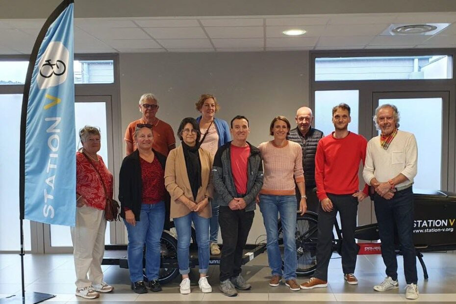 Photo d'une partie des personnes réunies pour célébrer les 1 an de Station V, illustrant l'engagement local.
