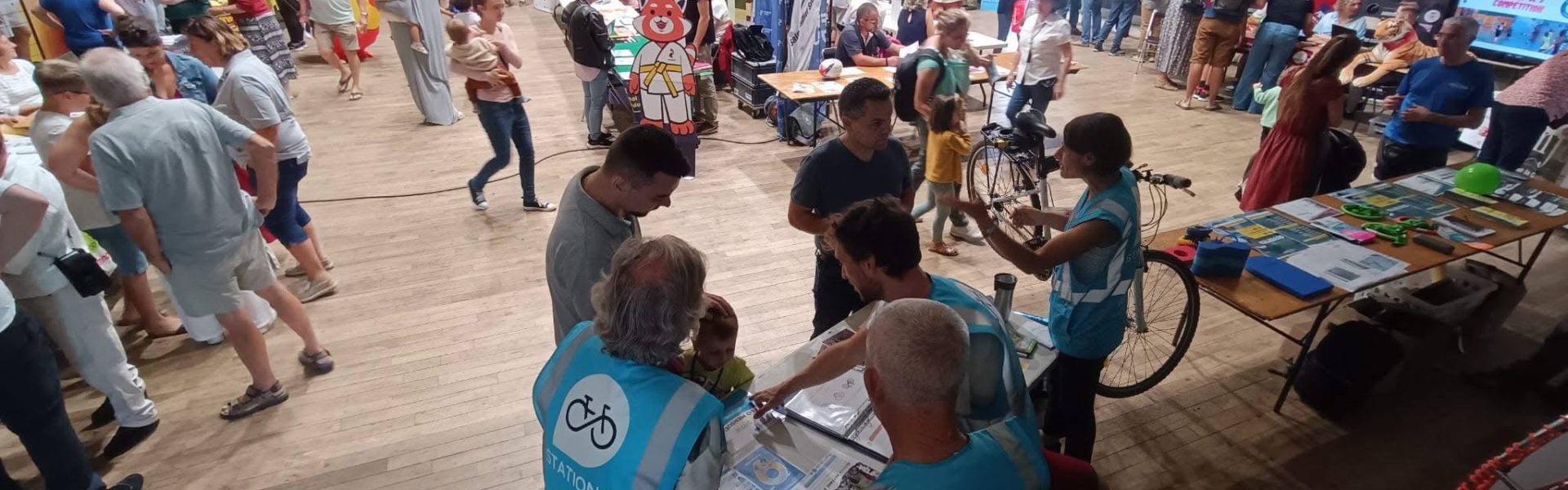 Vue de la salle du forum des associations de Saint-Vallier, avec les intervenants de Station V présentant leurs activités.