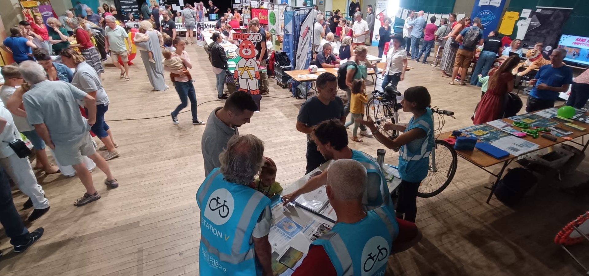 Vue de la salle du forum des associations de Saint-Vallier, avec les intervenants de Station V présentant leurs activités.